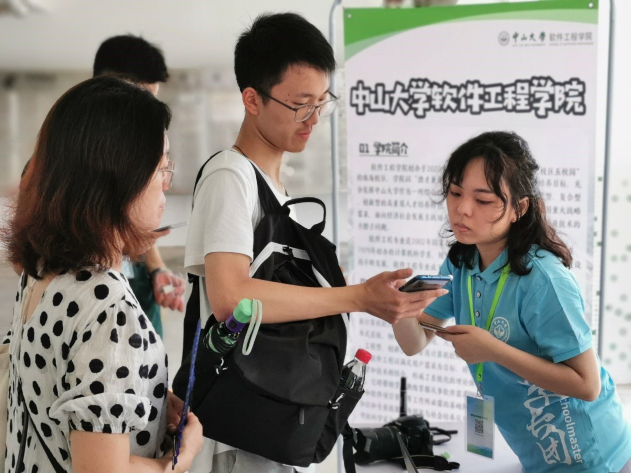 学长团在协助新生进行扫码报到