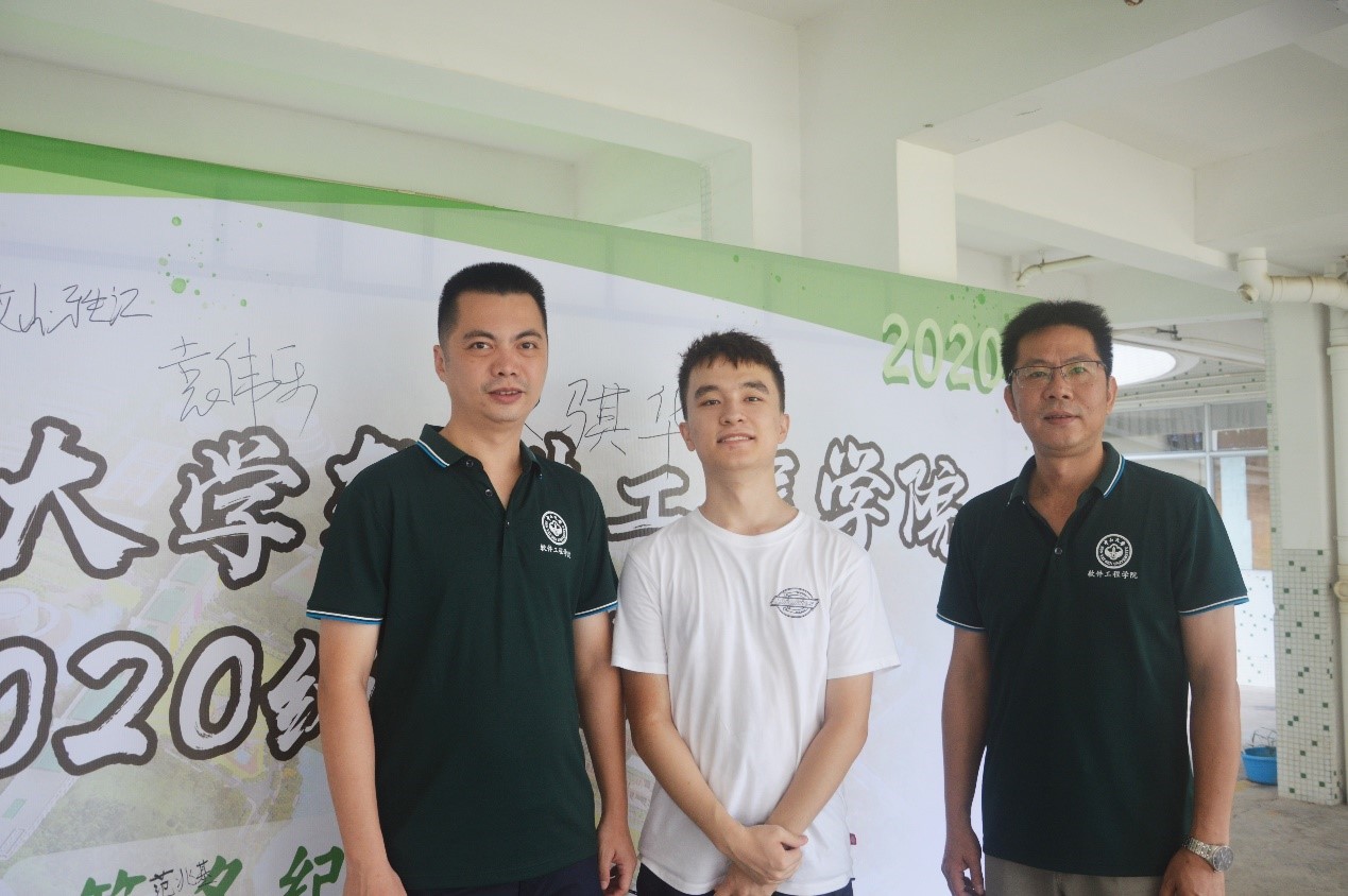 新生与院领导老师合影留念